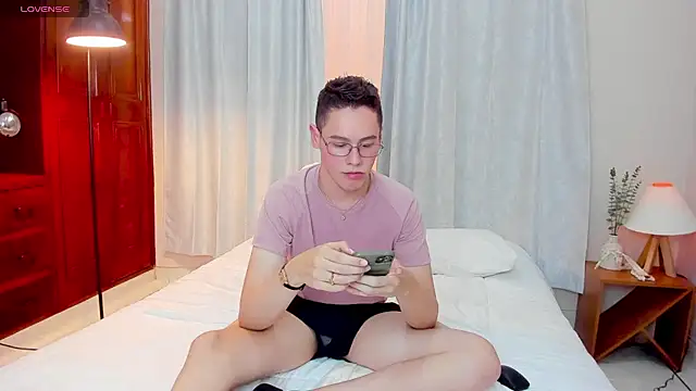 Snapshot of royal_fantasy chatting on 09.29.25 royal fantasy online show from 09.29.25