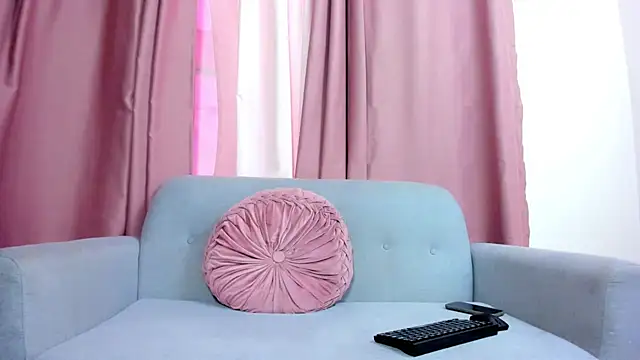 Snapshot of royal_fantasy chatting on 10.01.25 royal fantasy online show from 10.01.25