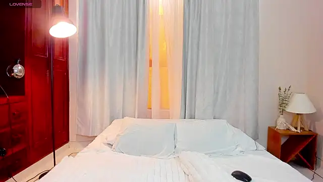 Snapshot of royal_fantasy chatting on 10.18.25 royal fantasy online show from 10.18.25