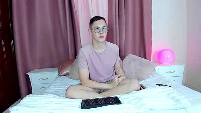 Snapshot of royal_fantasy chatting on 12.03.25 royal fantasy online show from 12.03.25