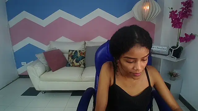 Snapshot of adisson_petite1 chatting on 10.12.25 adisson petite1 online show from 10.12.25