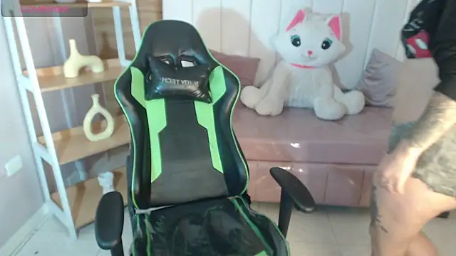 Snapshot of draviana_a_ chatting on 11.14.25 draviana a online show from 11.14.25