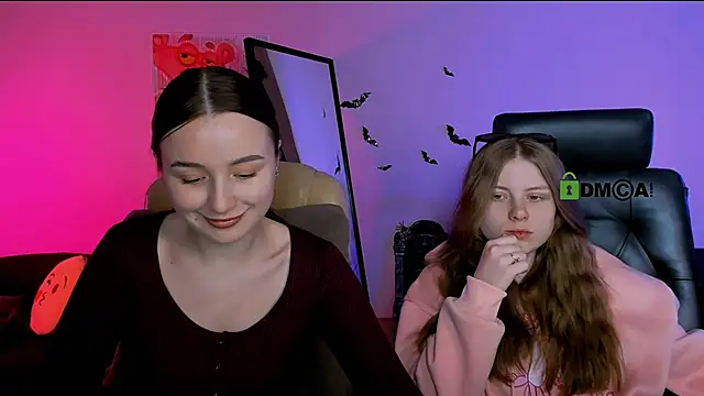 Snapshot of leslie_bird chatting on 11.05.25 leslie bird online show from 11.05.25