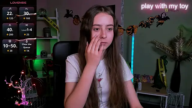 Snapshot of rebecca_smile chatting on 10.29.25 rebecca smile online show from 10.29.25