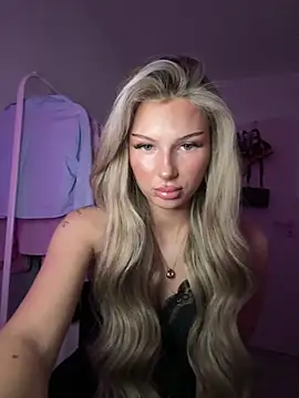 Snapshot of blondeeee chatting on 06.12.26 blondeeee online show from 06.12.26