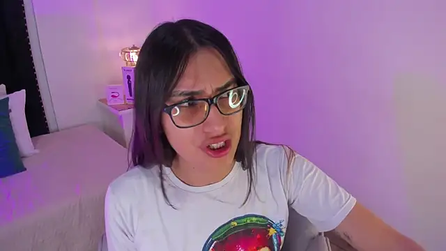 Snapshot of cherrylady_02 chatting on 10.18.25 cherrylady 02 online show from 10.18.25