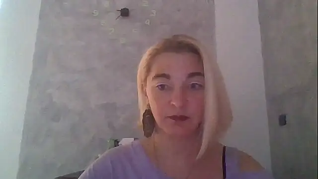 Snapshot of GoldenAngelMilf chatting on 09.30.25 GoldenAngelMilf online show from 09.30.25