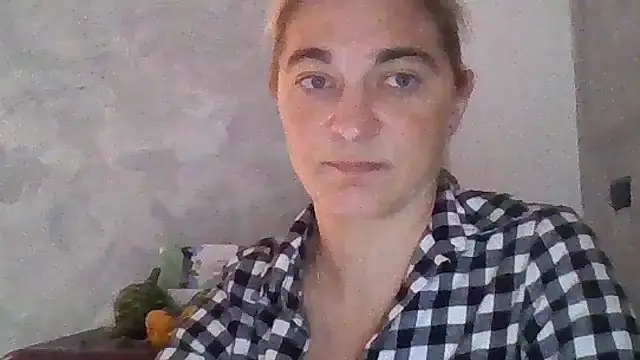Snapshot of GoldenAngelMilf chatting on 10.18.25 GoldenAngelMilf online show from 10.18.25