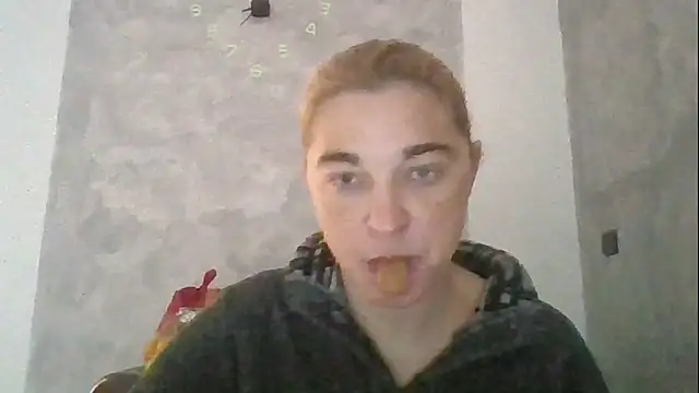 Snapshot of GoldenAngelMilf chatting on 12.20.25 GoldenAngelMilf online show from 12.20.25