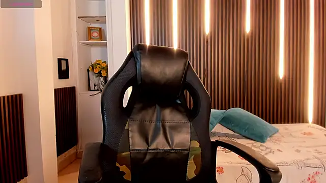 Snapshot of Violet_Anders chatting on 10.22.25 Violet Anders online show from 10.22.25