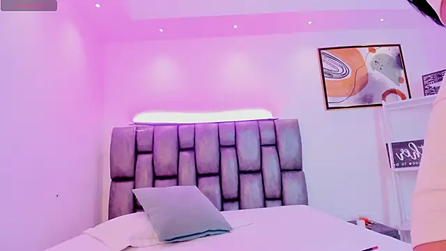 Snapshot of Violet_Anders chatting on 11.15.25 Violet Anders online show from 11.15.25