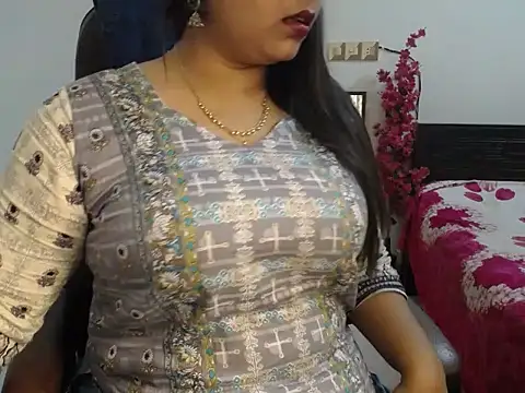 Snapshot of Queen_Homaira chatting on 11.19.25 Queen Homaira online show from 11.19.25