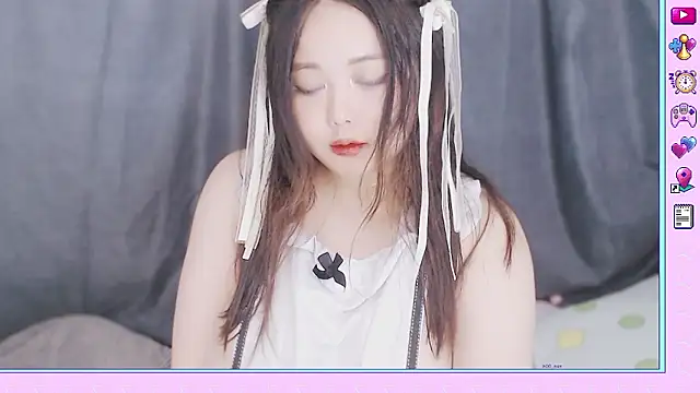 Snapshot of hertemis chatting on 11.14.25 hertemis online show from 11.14.25