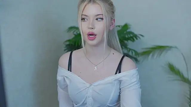 Snapshot of AshleyNikoo chatting on 10.09.25 AshleyNikoo online show from 10.09.25