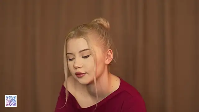 Snapshot of AshleyNikoo chatting on 11.22.25 AshleyNikoo online show from 11.22.25