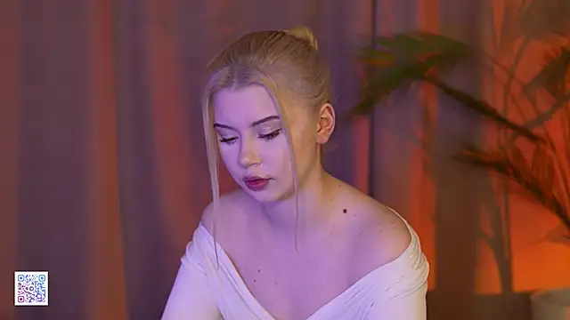 Snapshot of AshleyNikoo chatting on 11.24.25 AshleyNikoo online show from 11.24.25