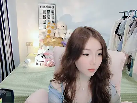 Snapshot of Gardenia-222 chatting on 10.17.25 Gardenia-222 online show from 10.17.25