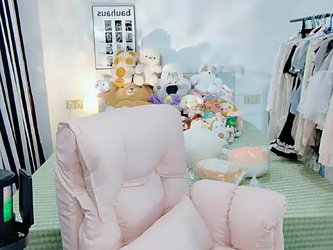 Snapshot of Gardenia-222 chatting on 10.18.25 Gardenia-222 online show from 10.18.25