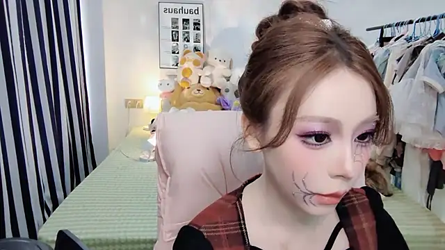 Snapshot of Gardenia-222 chatting on 10.31.25 Gardenia-222 online show from 10.31.25