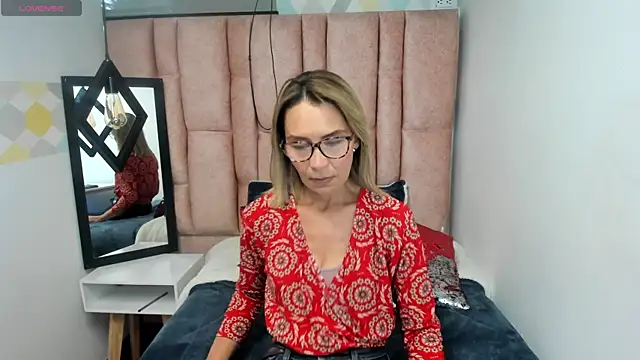 Snapshot of Issa_Milf__ chatting on 04.25.26 Issa Milf online show from 04.25.26