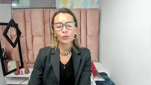 Snapshot of Issa_Milf__ chatting on 04.27.26 Issa Milf online show from 04.27.26