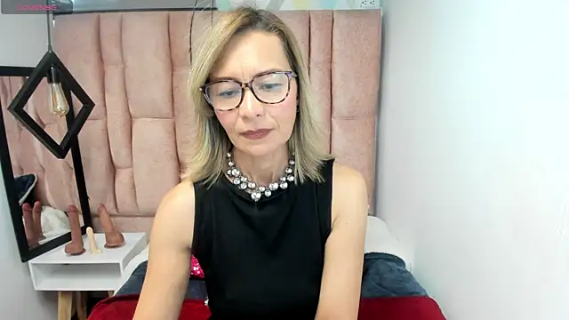 Snapshot of Issa_Milf__ chatting on 04.29.26 Issa Milf online show from 04.29.26