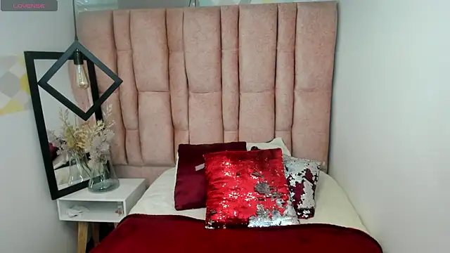 Snapshot of Issa_Milf__ chatting on 05.27.26 Issa Milf online show from 05.27.26