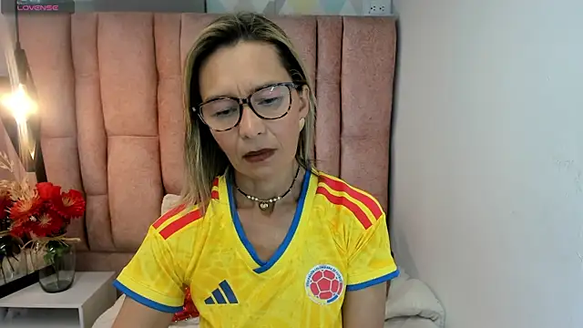 Snapshot of Issa_Milf__ chatting on 07.03.26 Issa Milf online show from 07.03.26