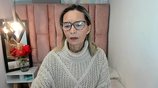 Snapshot of Issa_Milf__ chatting on 07.23.26 Issa Milf online show from 07.23.26