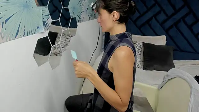 Valery More   online show from 10.03.25