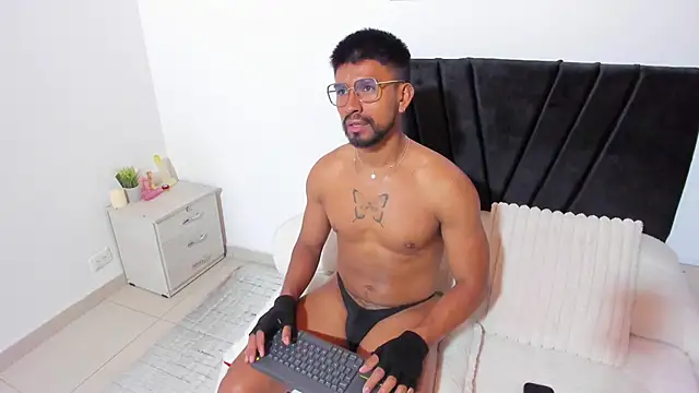 Taylormaccurdy  online show from 10.25.25