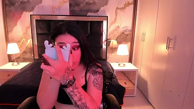 Snapshot of SusanVilla chatting on 11.18.25 SusanVilla online show from 11.18.25