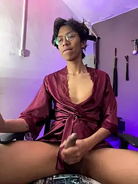 Snapshot of MadamLeRouge chatting on 11.08.25 MadamLeRouge online show from 11.08.25