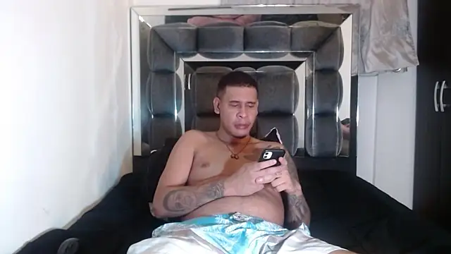 Snapshot of Adrew_fox chatting on 10.01.25 Adrew fox online show from 10.01.25