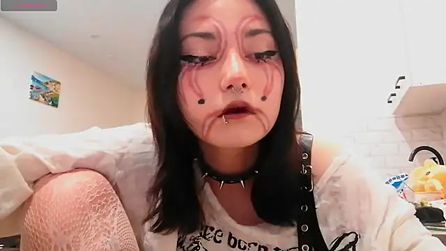 Snapshot of Beeping_Creature chatting on 10.11.25 Beeping Creature online show from 10.11.25