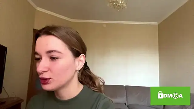 Snapshot of CoraJamerson chatting on 10.04.25 CoraJamerson online show from 10.04.25