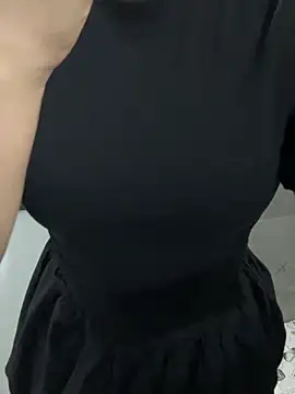 Snapshot of lee_ly chatting on 11.18.25 lee ly online show from 11.18.25