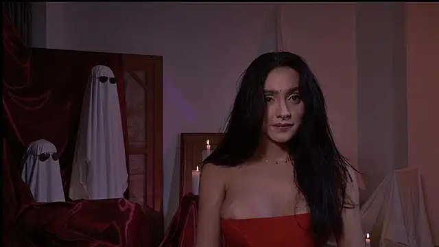 Snapshot of Milana_De chatting on 10.31.25 Milana De online show from 10.31.25