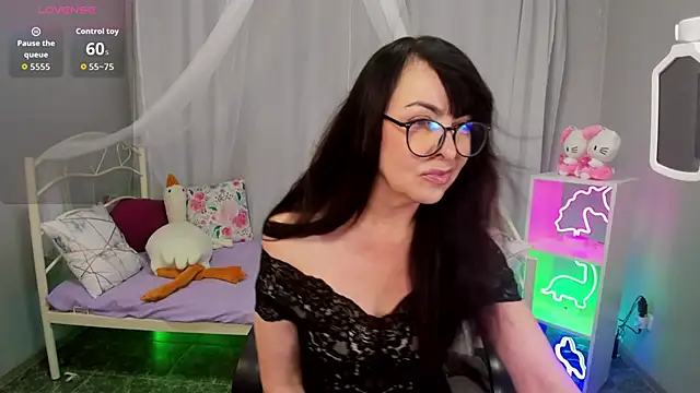 Snapshot of LindaRomero chatting on 11.06.25 LindaRomero online show from 11.06.25