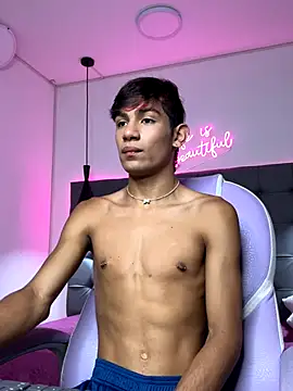 Snapshot of cherub_ chatting on 12.04.25 cherub online show from 12.04.25