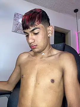 Snapshot of cherub_ chatting on 01.10.26 cherub online show from 01.10.26