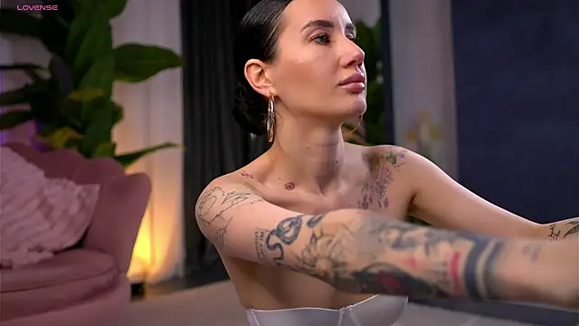 SerenaVelour online show from 11.15.25