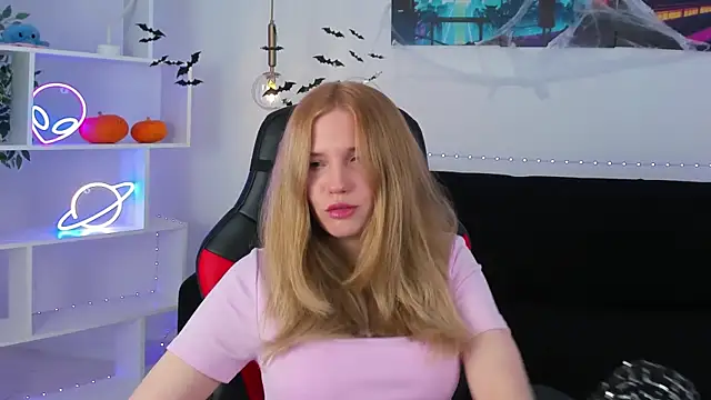 Snapshot of MelissaLiss chatting on 10.25.25 MelissaLiss online show from 10.25.25