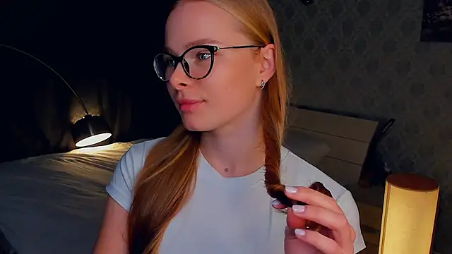 Snapshot of LibbyVenzeio chatting on 10.19.25 LibbyVenzeio online show from 10.19.25