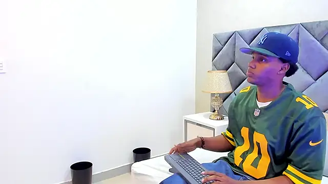 Snapshot of jax_black chatting on 10.03.25 jax black online show from 10.03.25