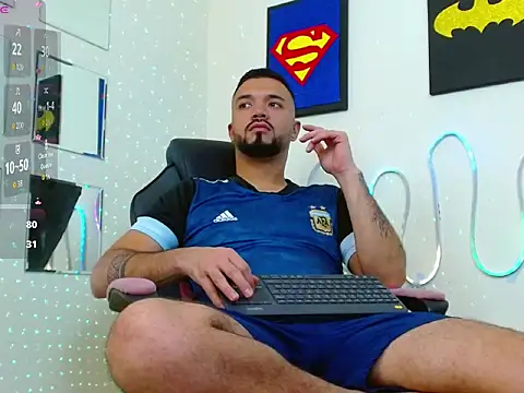 Snapshot of mathewv_ chatting on 12.04.25 mathewv online show from 12.04.25