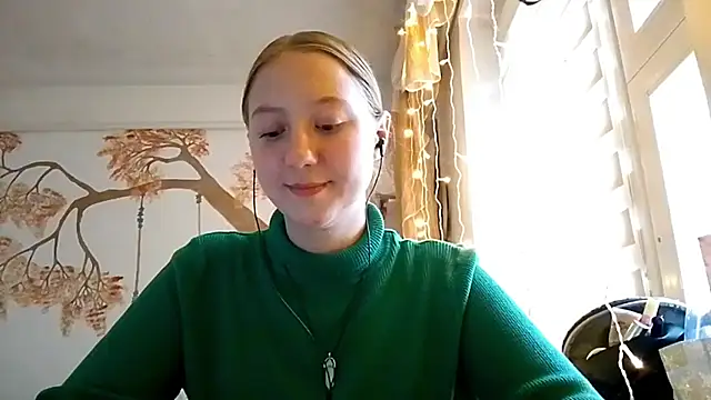 Snapshot of CarynFlaryn chatting on 09.30.25 CarynFlaryn online show from 09.30.25