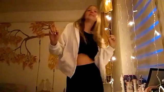 Snapshot of CarynFlaryn chatting on 10.07.25 CarynFlaryn online show from 10.07.25