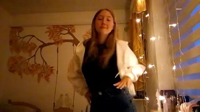 Snapshot of CarynFlaryn chatting on 10.08.25 CarynFlaryn online show from 10.08.25