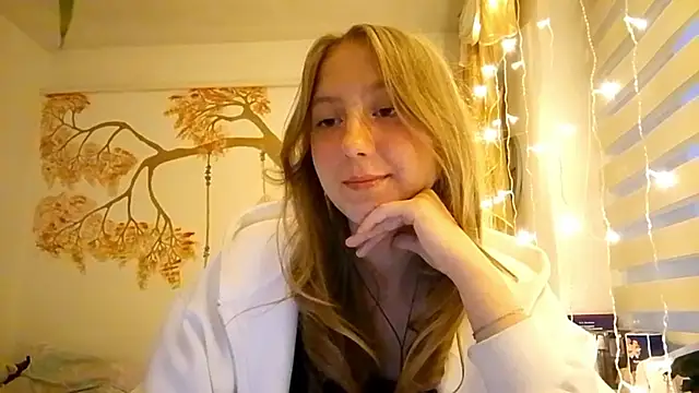 Snapshot of CarynFlaryn chatting on 10.09.25 CarynFlaryn online show from 10.09.25